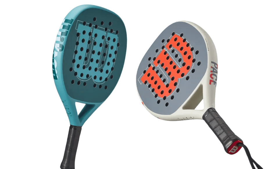 Jugador practicando una volea controlada cerca de la red de pádel